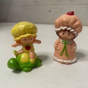 ✨ vintage✨ 1980’s strawberry shortcake Berry Patch Carry Case Cupboard figures